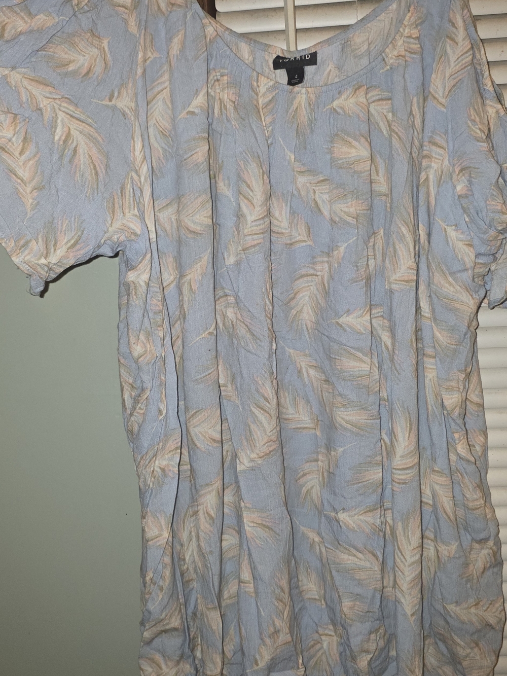 Torrid Light Blue Feather-Print Cold Shoulder Short Sleeve Blouse Sz 4
